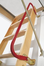 Допълнителен парапет за дървени тавански стълби